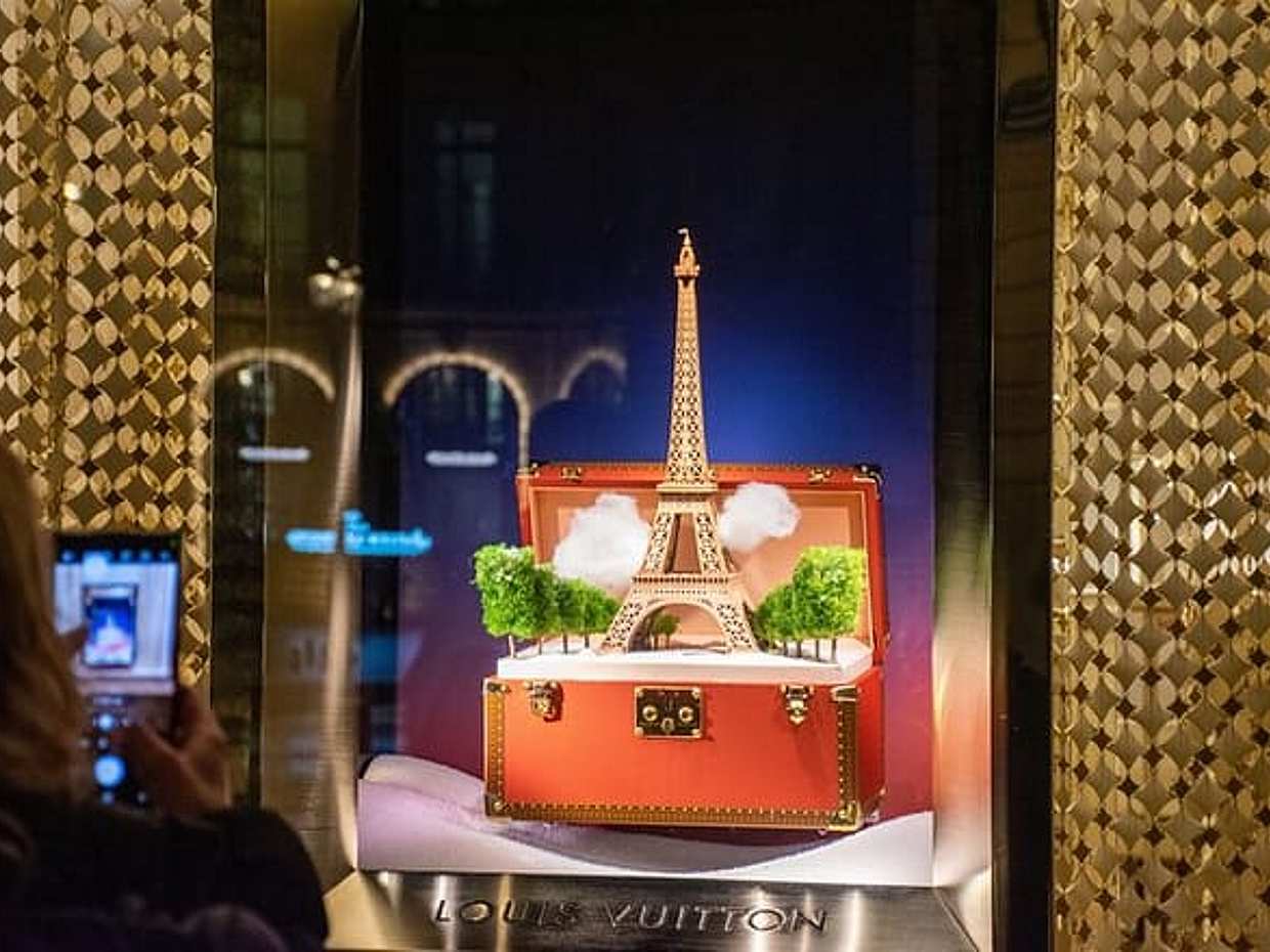 Paris Christmas Lights Small Group Walking Tour with Local Guide, photo 3