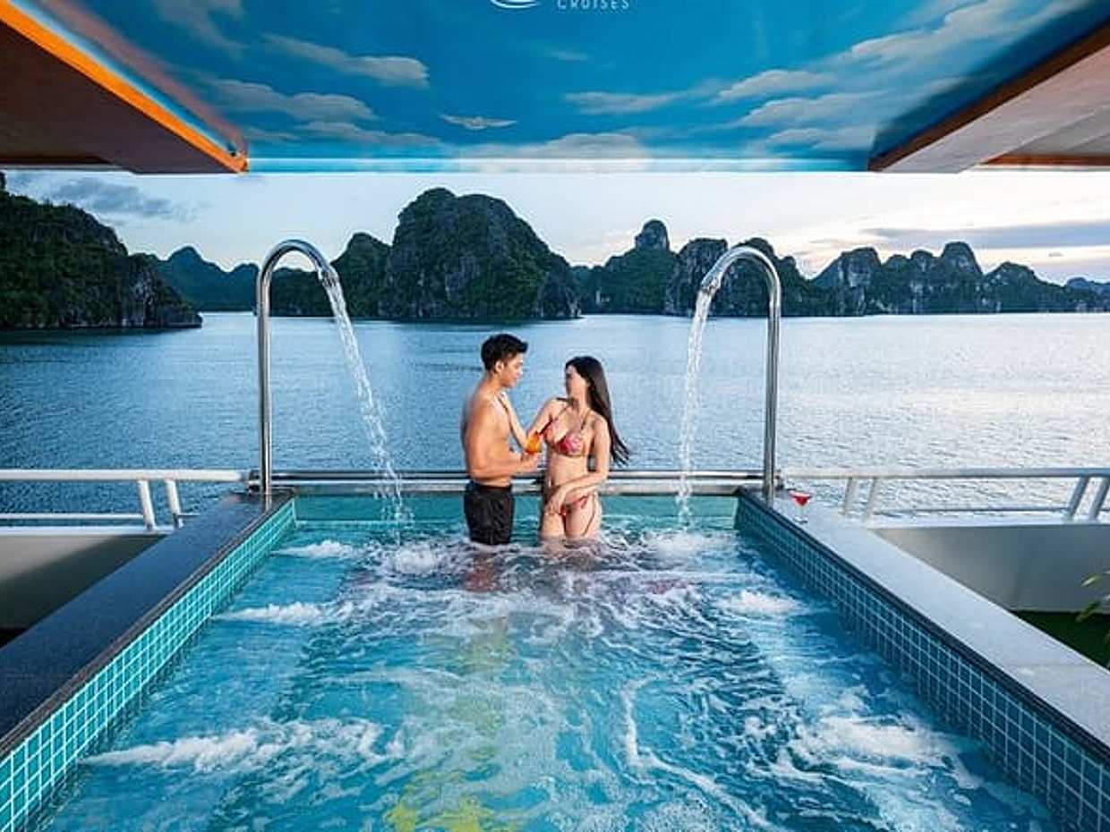 Hanoi : Halong 5 Star Cruise Explore Cave, Kayak, Party & Lunch