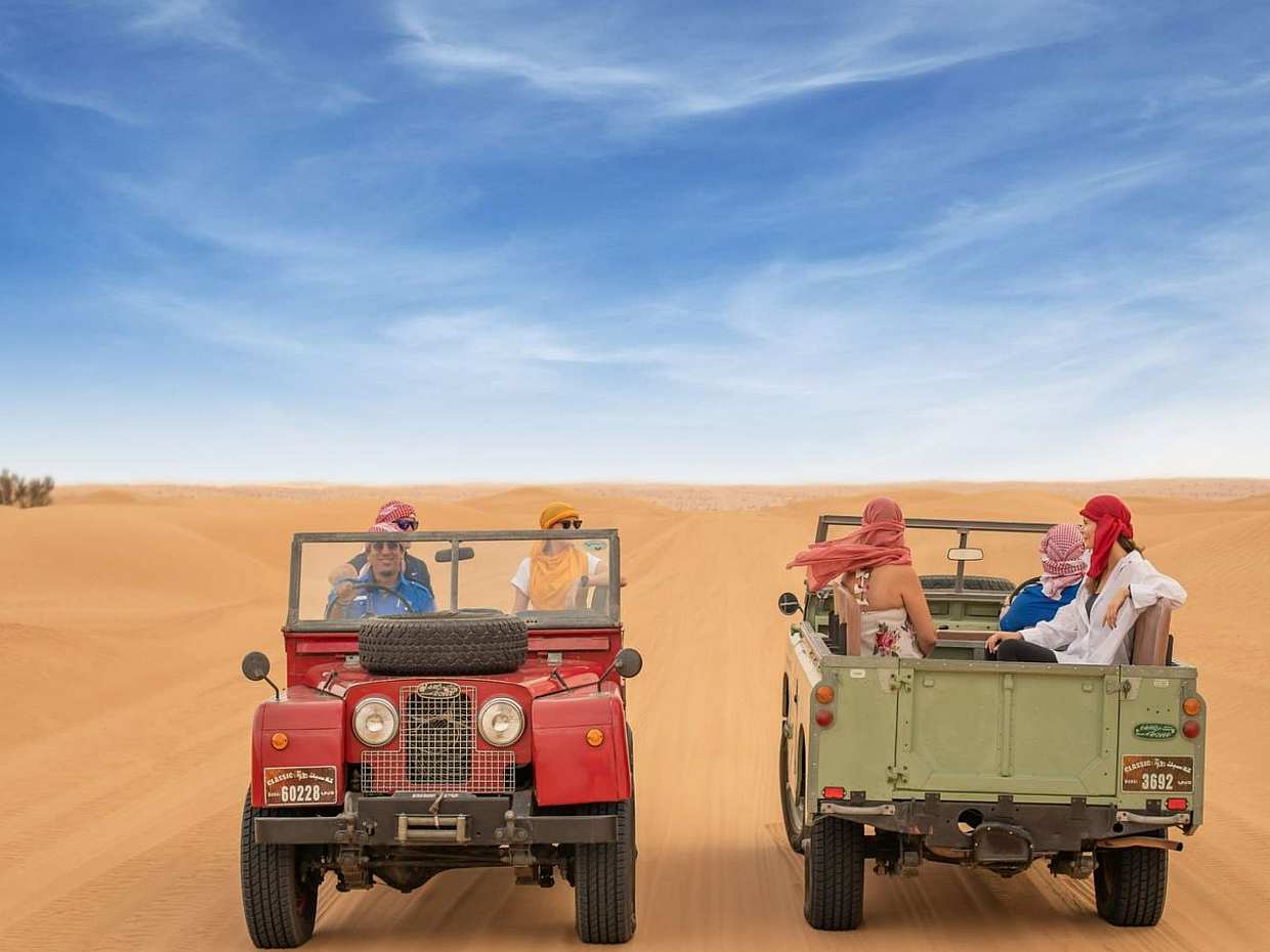 Дубай: Ночное сафари по исторической пустыне на верблюдах или винтажных Land Rover в Объединенных Арабских Эмиратах.
