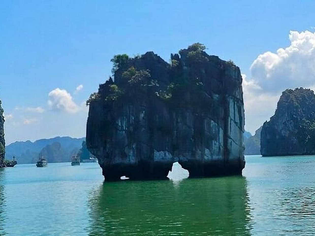 Private 4-Hour Boutique Cruise Through Stunning Halong Bay, photo 5