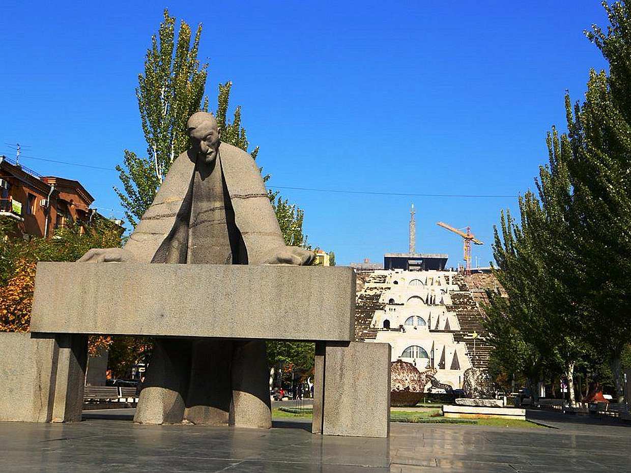 Personalized walking tour around the main sights of Yerevan in Armenia, Armenian National Opera and Ballet Theatre, photo 3