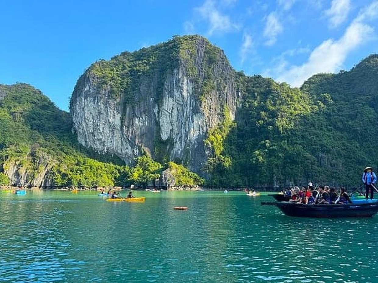 Hanoi: Halong Bay Luxury Hercules Cruises, Buffet & Sunset Party, photo 3
