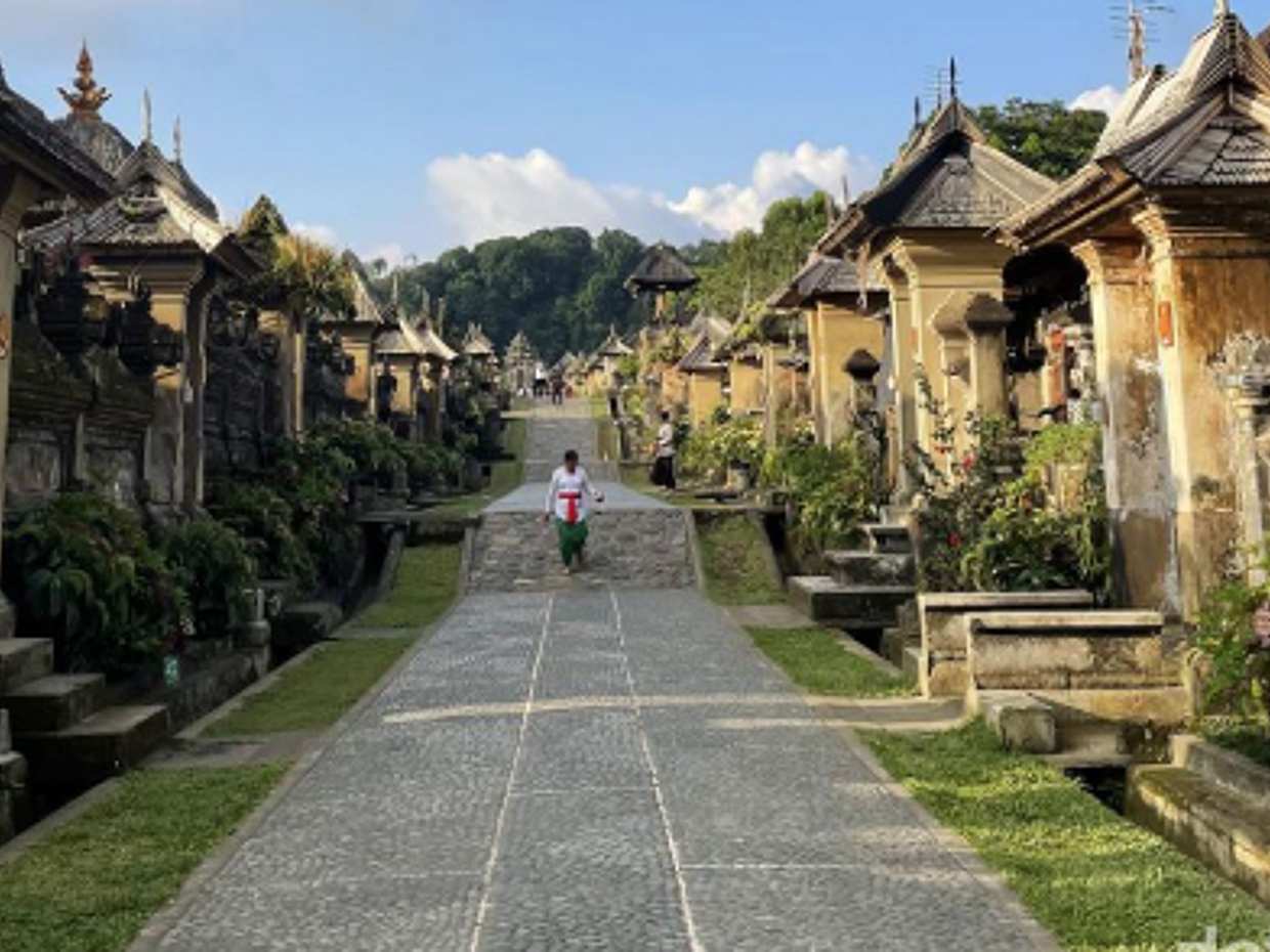 "Joias Escondidas de Bali: Aldeia Penglipuran, Degustação de Café e Cachoeira Tibumana na Indonésia"