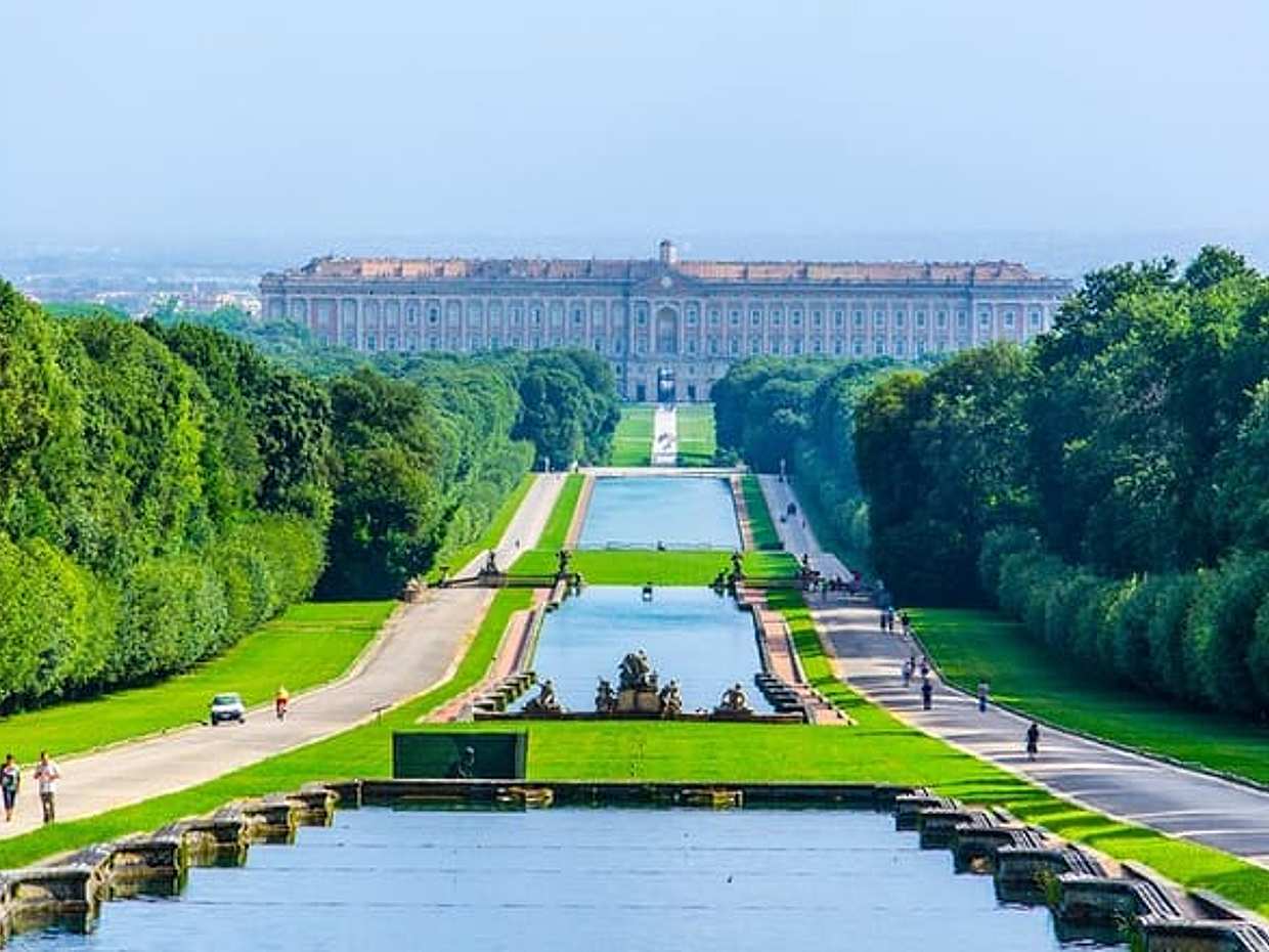 Direct transfer from Naples to Caserta with private local driver in Italy, Napoli