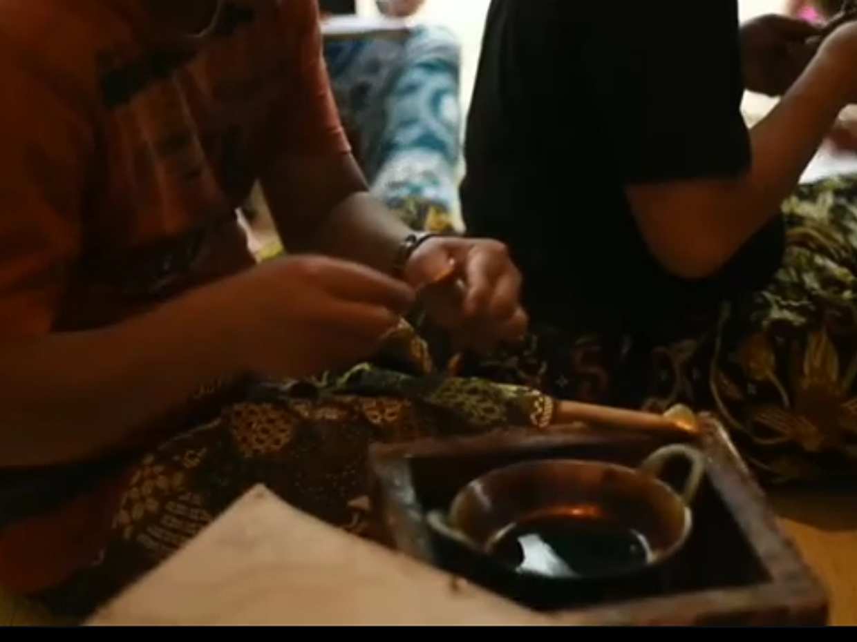 Clase de fabricación de batik balinés con artesano local en Indonesia, photo 5