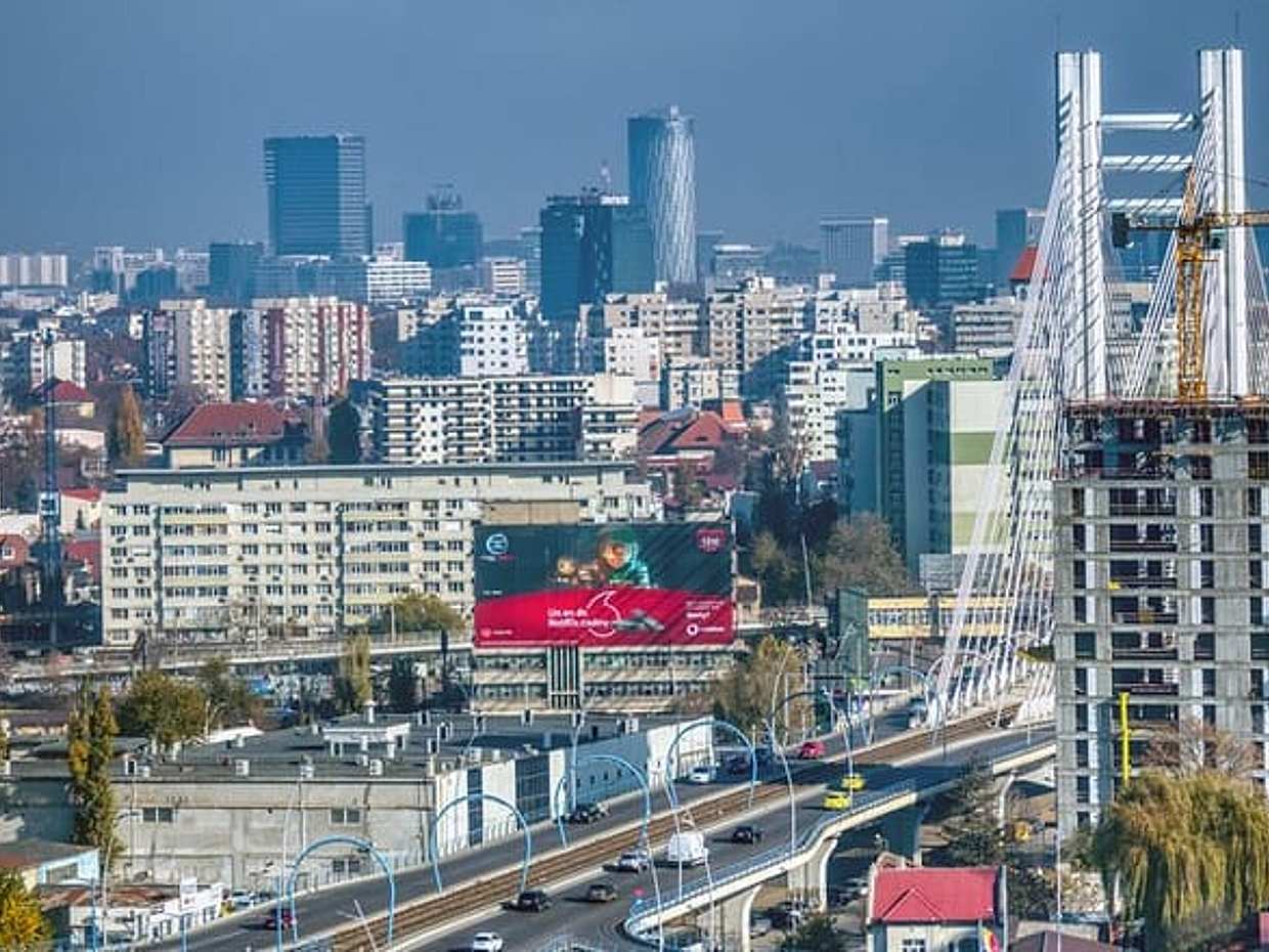 Private Transfer from Bucharest to Brasov with 2h Sightseeing and Local Driver
