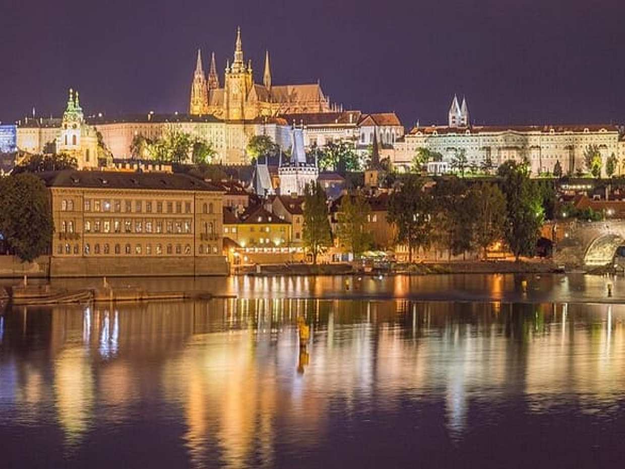 Private Transfer from Passau to Prague with 2 Hours Sightseeing of Local Driver