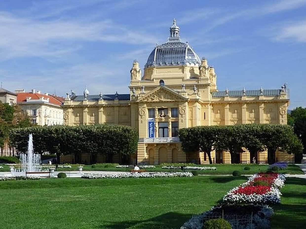Zadar to Zagreb Private Transfer with Sightseeing Stop