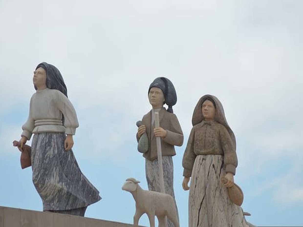 Private Day Trip From Lisbon To Fatima & Obidos, Local Driver, photo 5