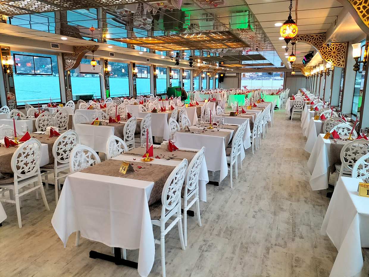 Bosphorus Dinner Cruise and Turkish Night Show. VIP Zone Table, photo 3