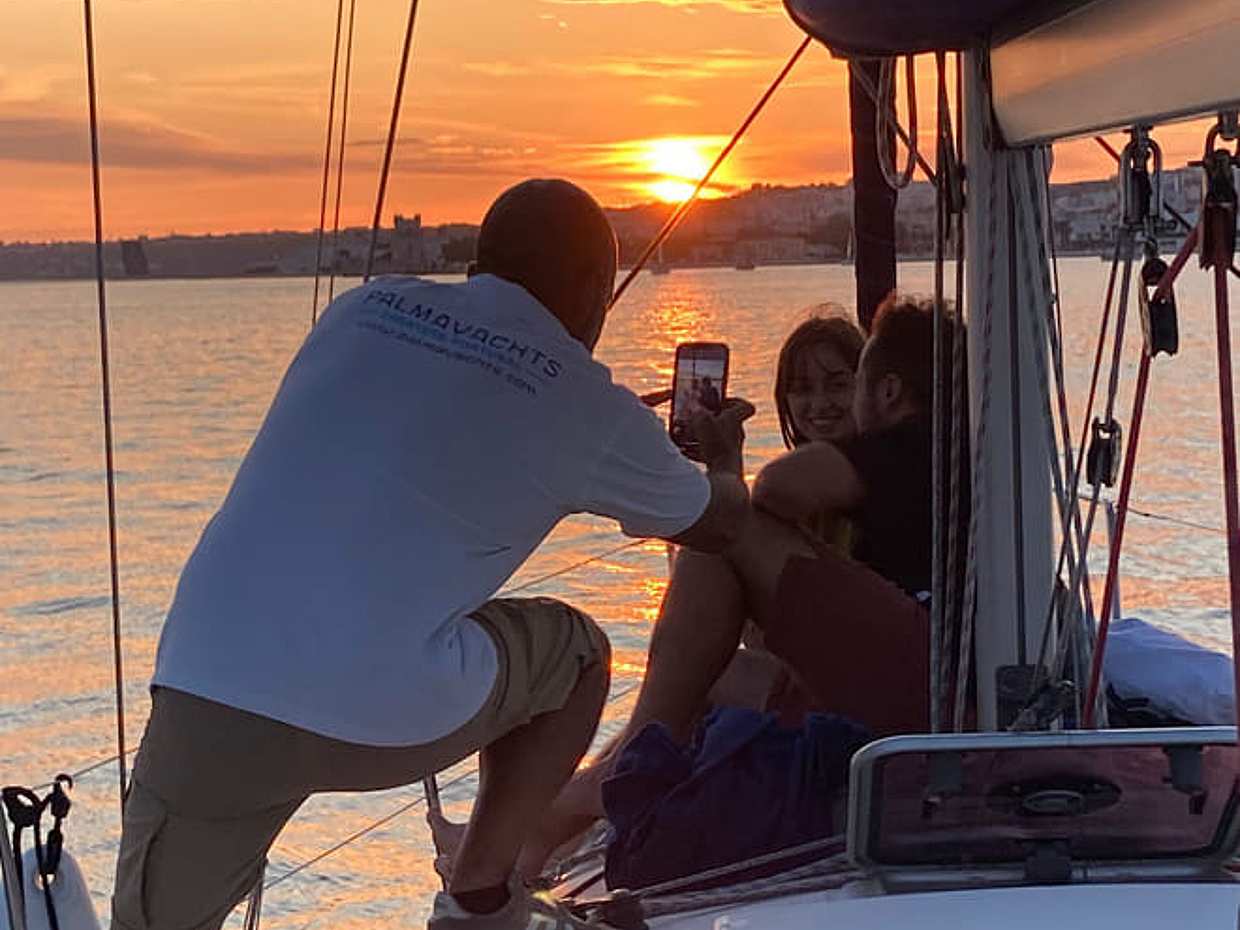 "Crucero romántico privado de 2h al atardecer con vino espumoso en Lisboa, Portugal"
