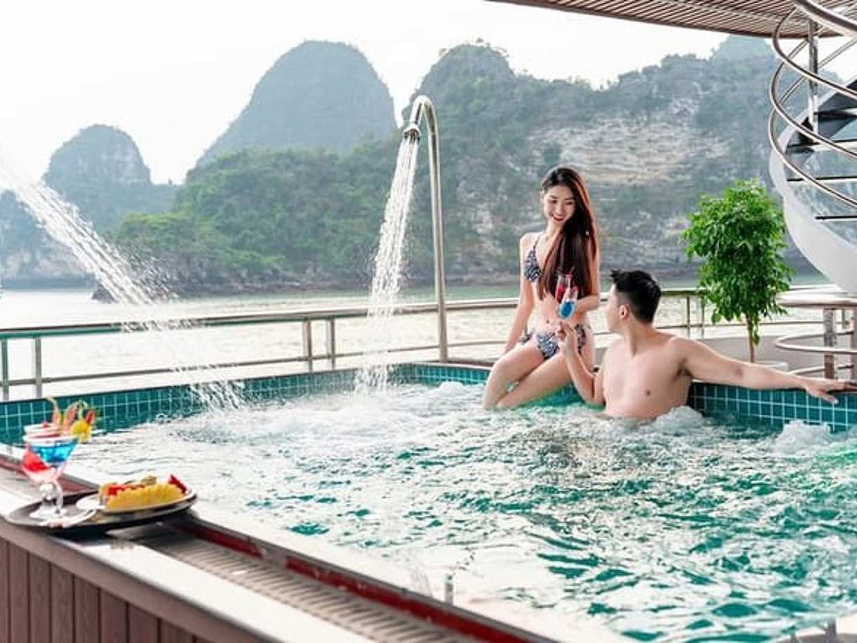 Diamond Era Luxury Halong Bay Day Trip with Jacuzzi & Kayaking, photo 2