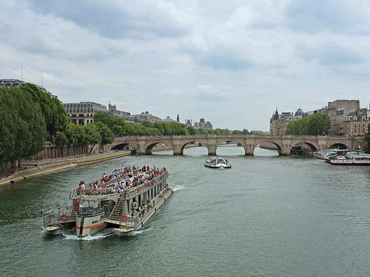 7 hours Paris City tour with Versailles, Saint Germain des pres and cruise