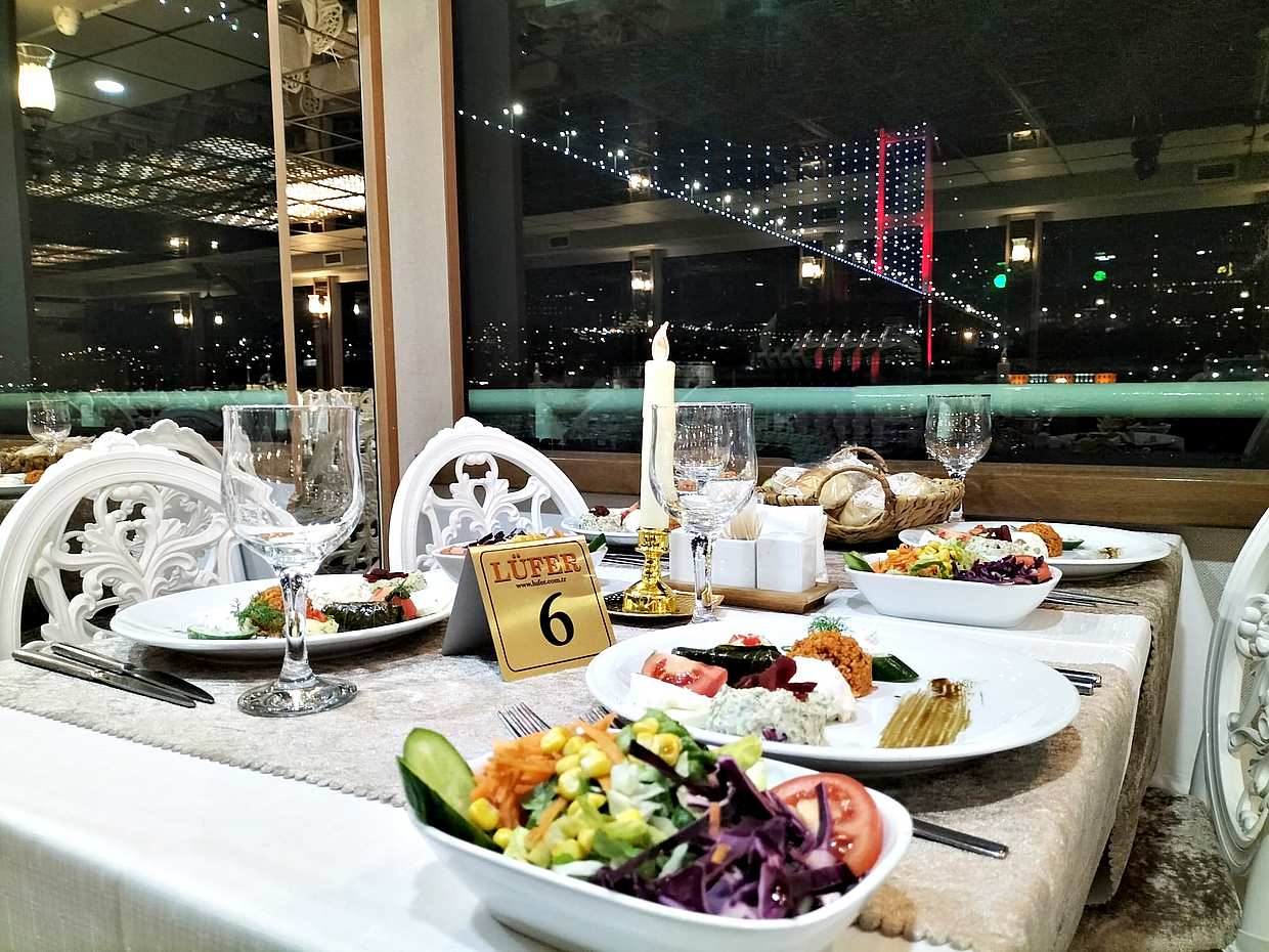Bosphorus Dinner Cruise and Turkish Night Show. VIP Zone Table, photo 2