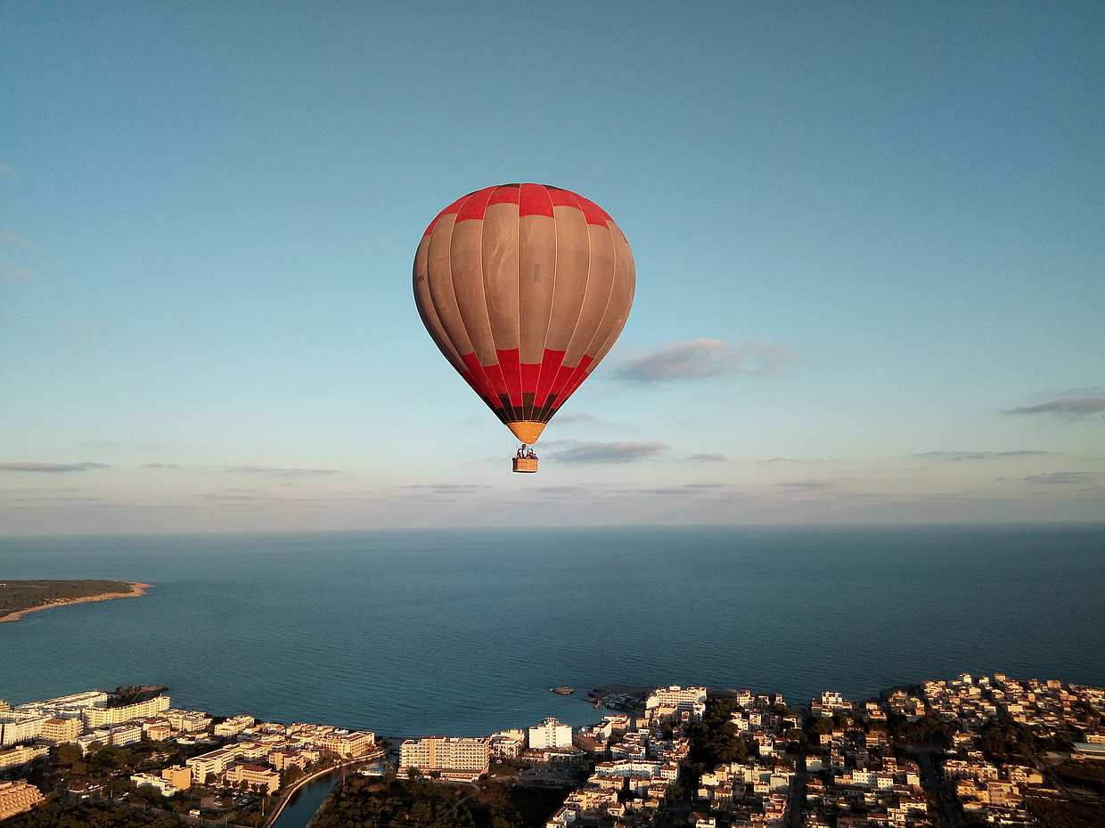 Klassische Heißluftballonfahrt am Nachmittag in Spanien, Cala Millor, photo 3