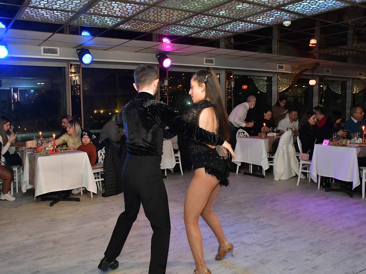 Bosphorus Dinner Cruise & Turkish Night Show With Belly Dance (All Inclusive)- Stage Front Table, photo 5