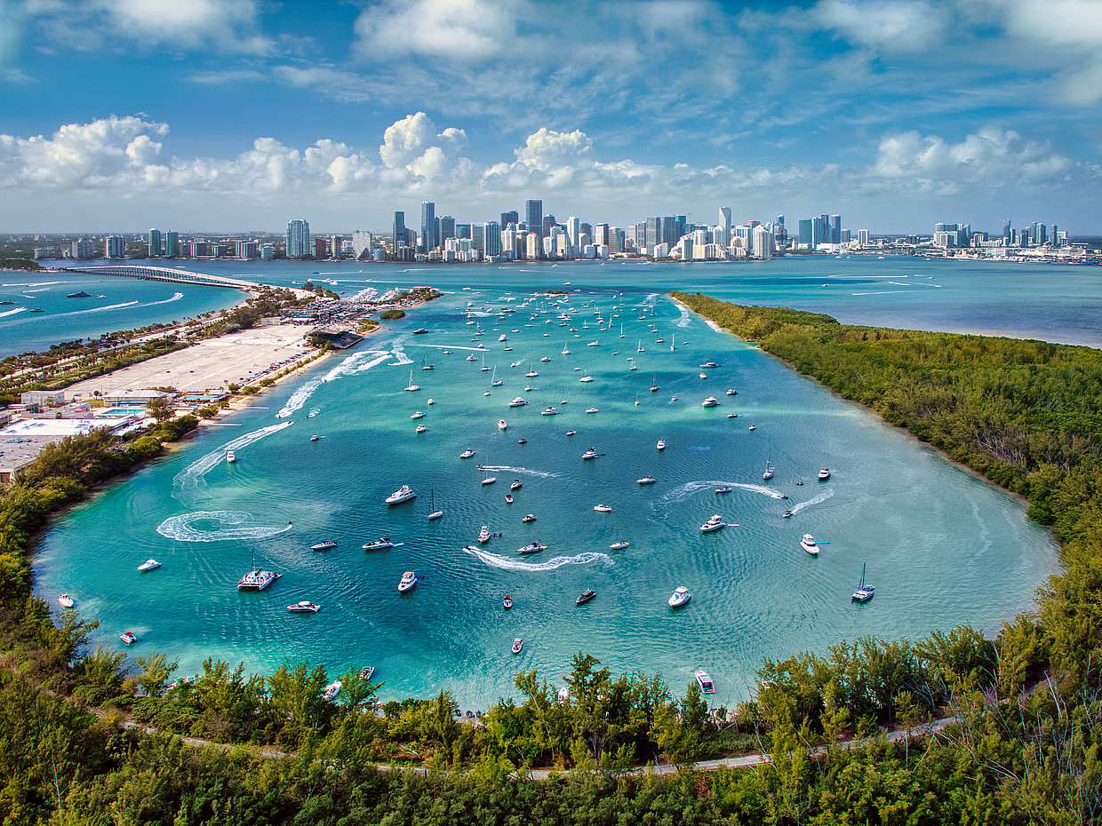 Amazing Boat Tour of celebrities mansions and Scenic Miami Skylines in United States