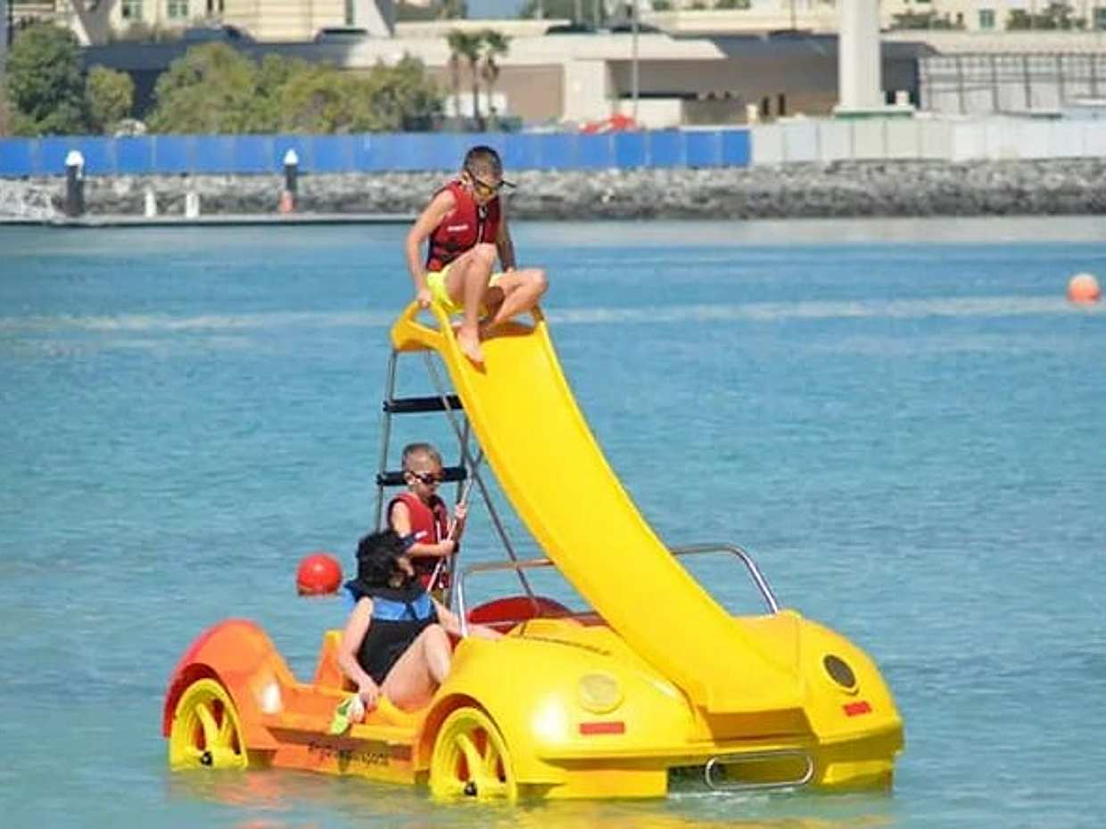 Pedalo in La Mer