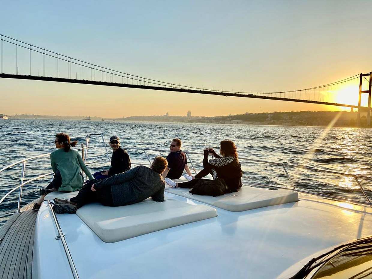 Kleine groep zonsondergang jachtcruise met snacks in Turkije, Istanbul

