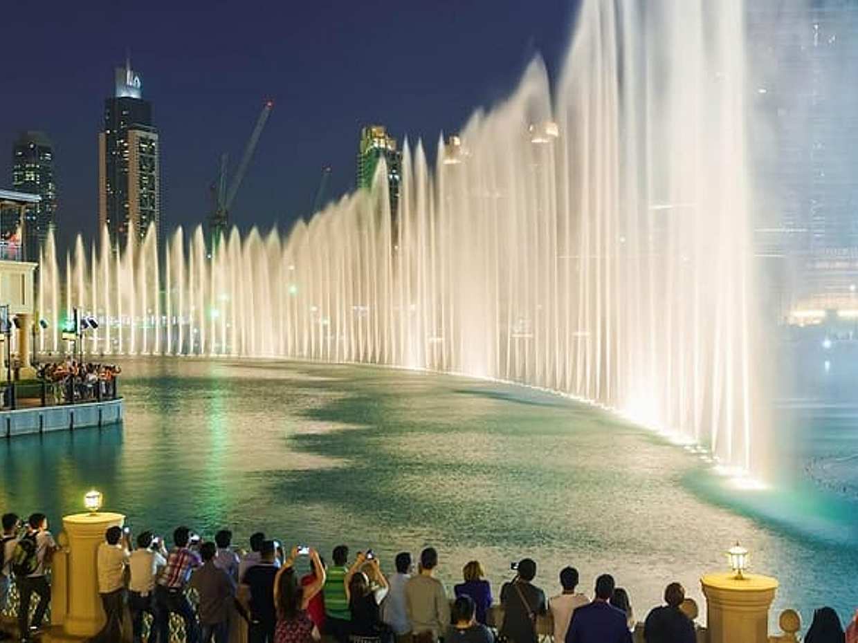 "Recorrido privado de medio día por la ciudad de Dubái con entrada a Burj Khalifa en los Emiratos Árabes Unidos".