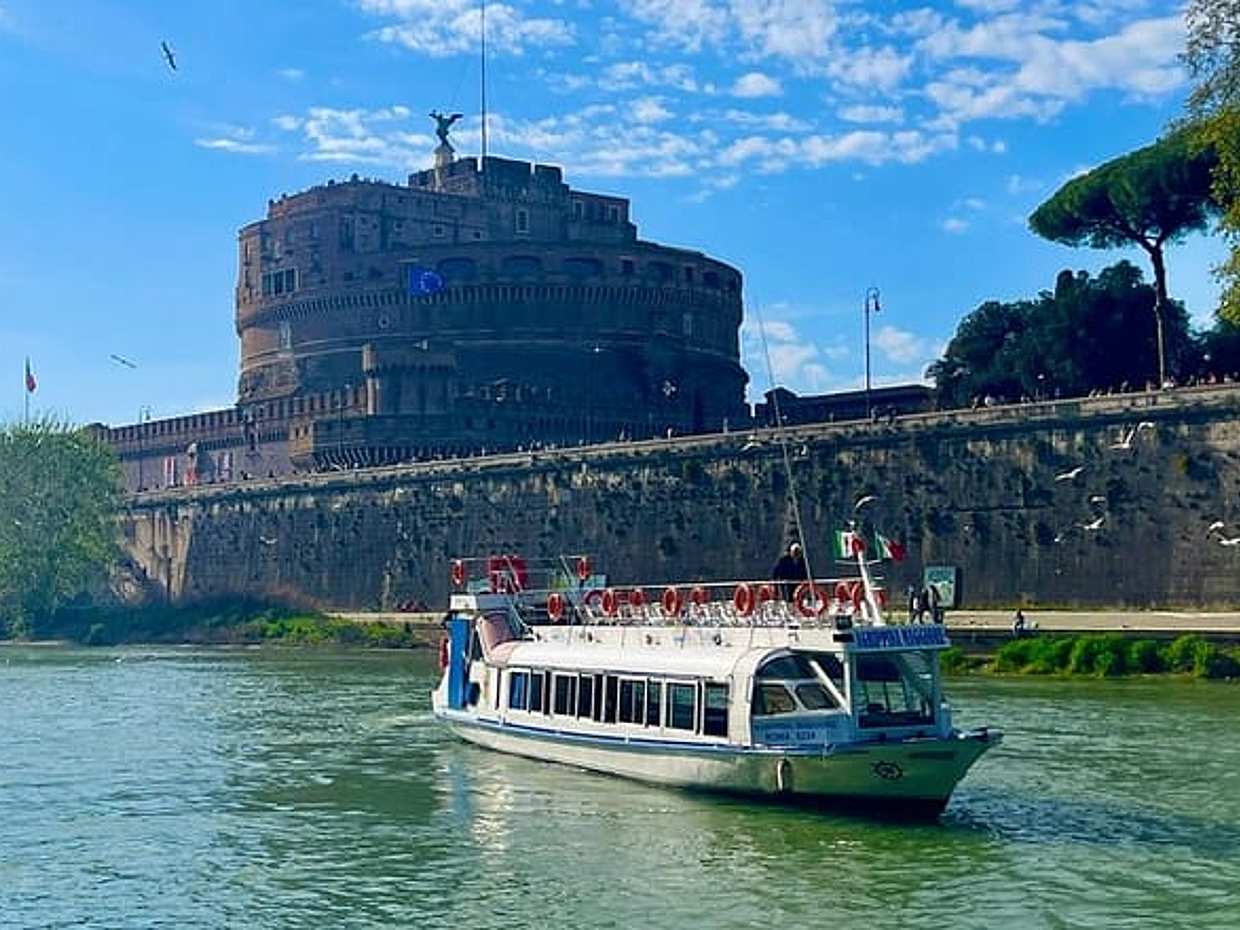 Rome Food Tasting with Wine Pairing and Tiber River Boat Ride, photo 5