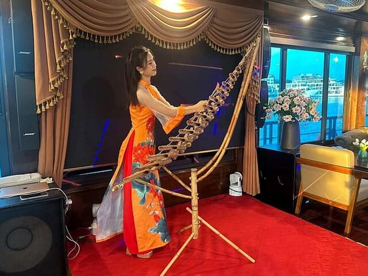 Ha Noi: Ha Long Bay 5 Star Cruise with Live Music & Buffet Lunch, photo 2