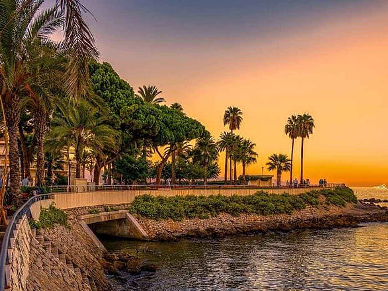 <p>Cannes'tan Fransız Rivierası'na Özel Günübirlik Gezi, Fransa'da Samimi Sürücü</p>