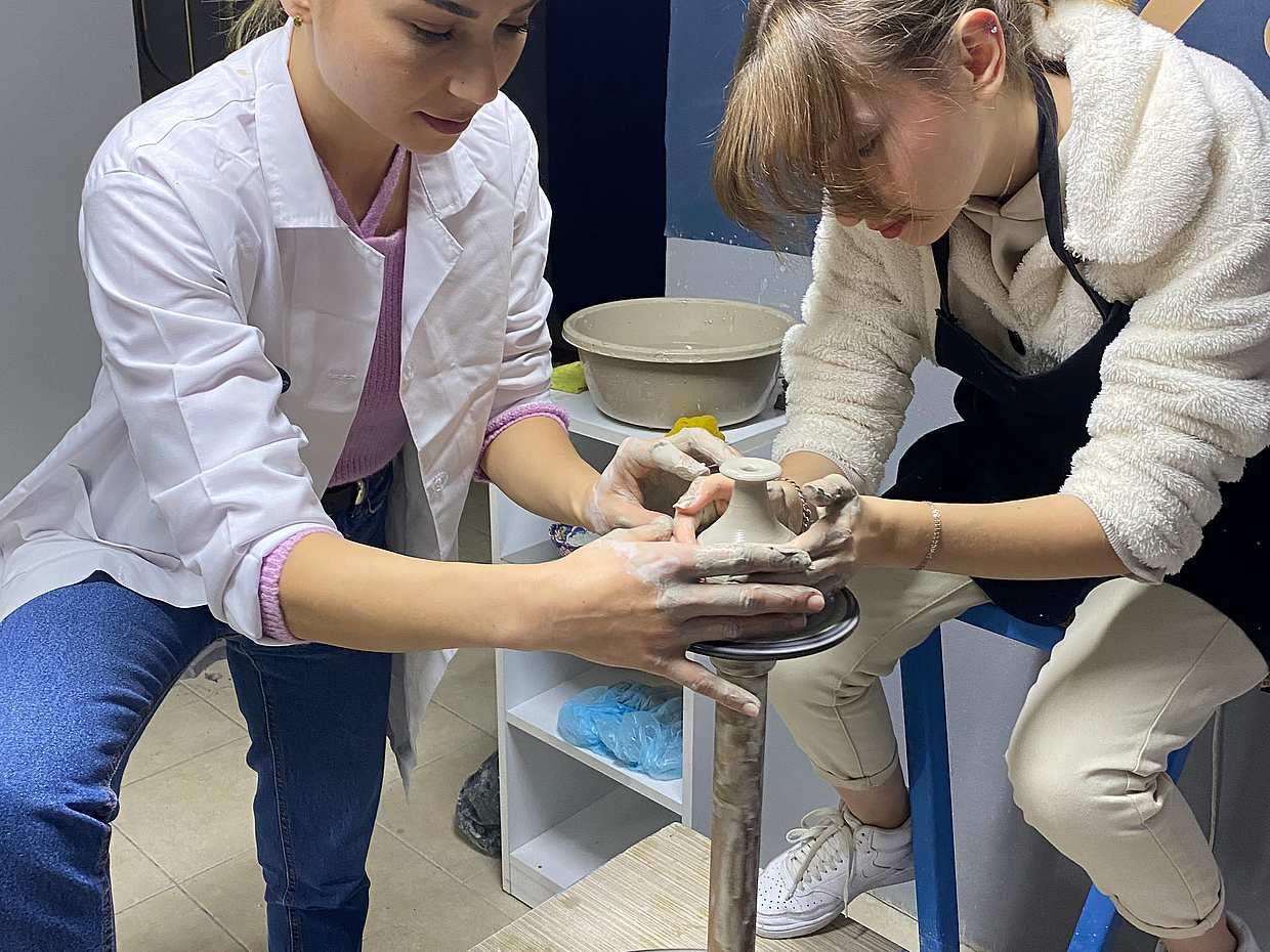 Corso di disegno e colorazione della ceramica tradizionale al quarzo a Istanbul, Türkiye, photo 3