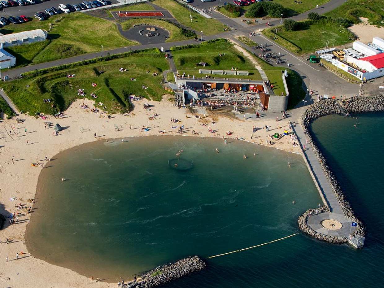 Dip in the Ocean and warm-up in Nautholsvik swimming pool