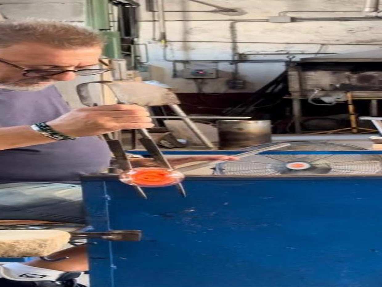 İtalya'da Murano Camı Üfleme ve Şekillendirme Sanatı Gösterisi, Cam Üfleme Fabrikası
, photo 4