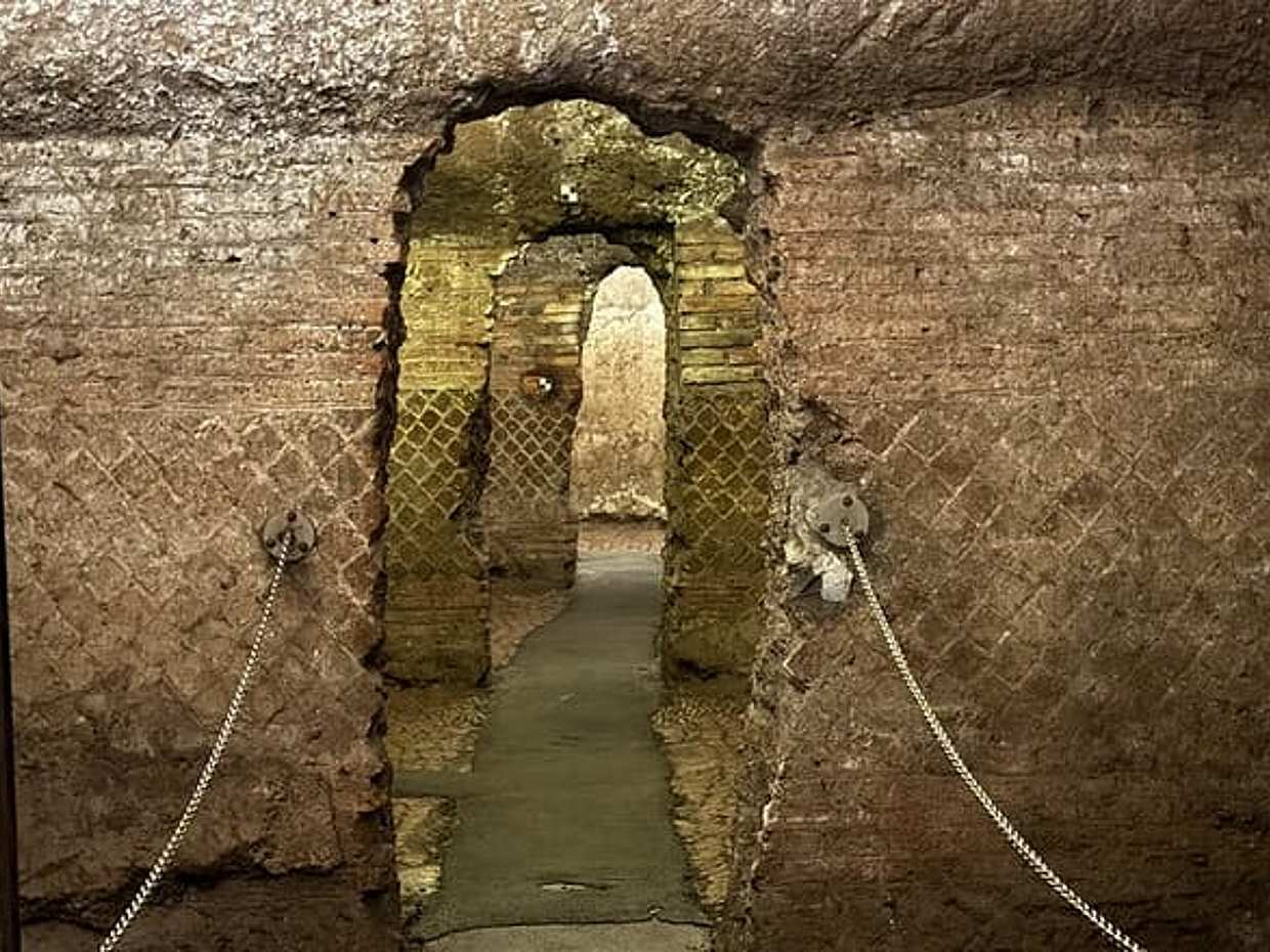 Rome’s Hidden Depths: Colosseum, Ancient City Tour & Underground Tunnels, photo 3