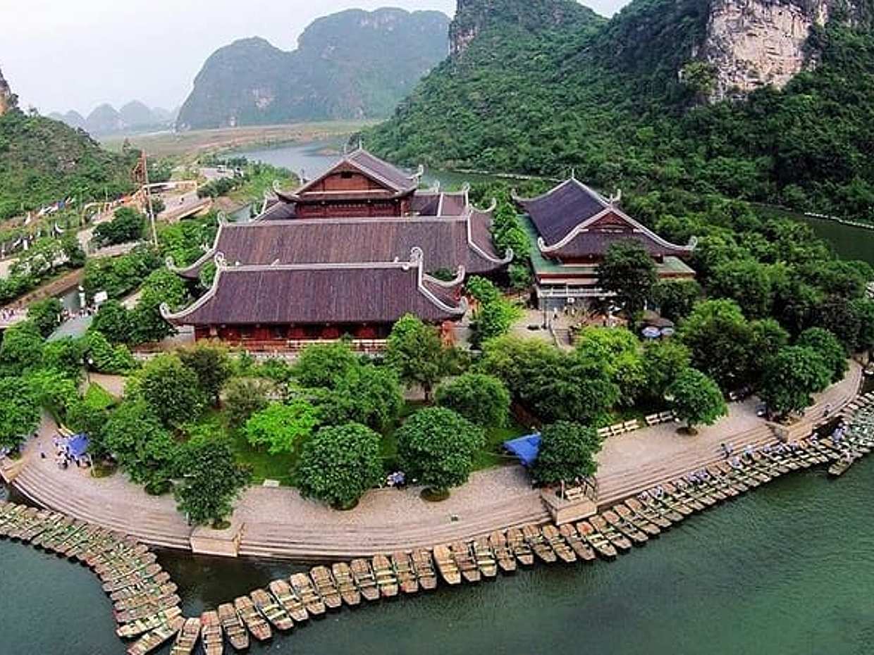 Private Day Tour from Hanoi: Bai Dinh Pagoda & Trang An Grottoes, photo 2