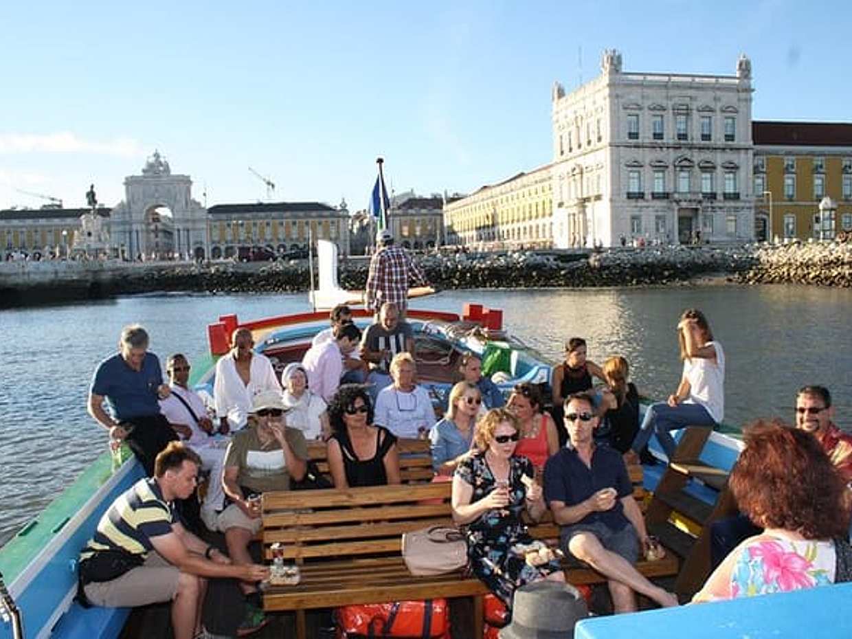 "Lisabon Tradiční Lodě – Plavba při Západu Slunce s Bílým Vínem v Portugalsku", photo 3