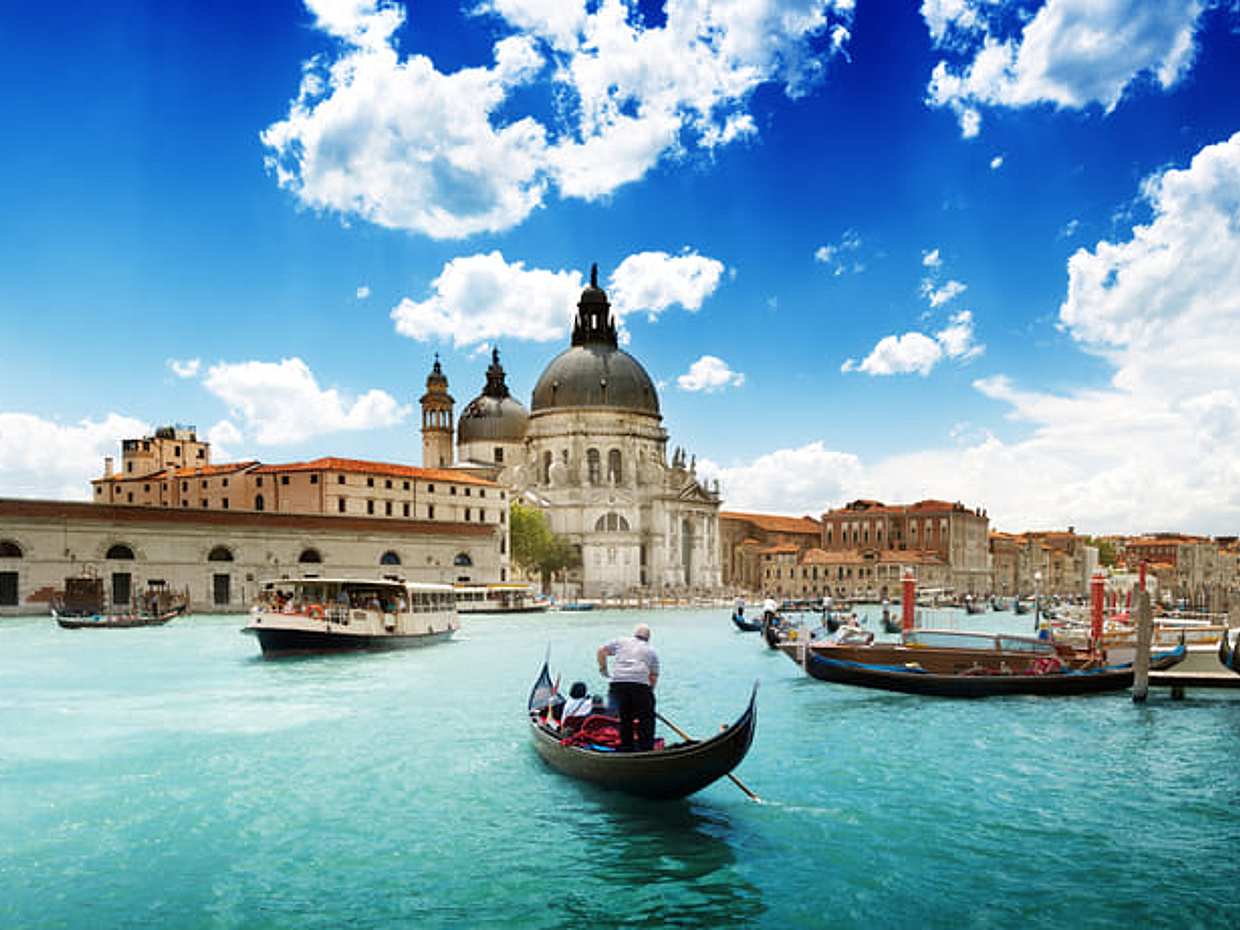 Gondola ride and discover Venice walking tour