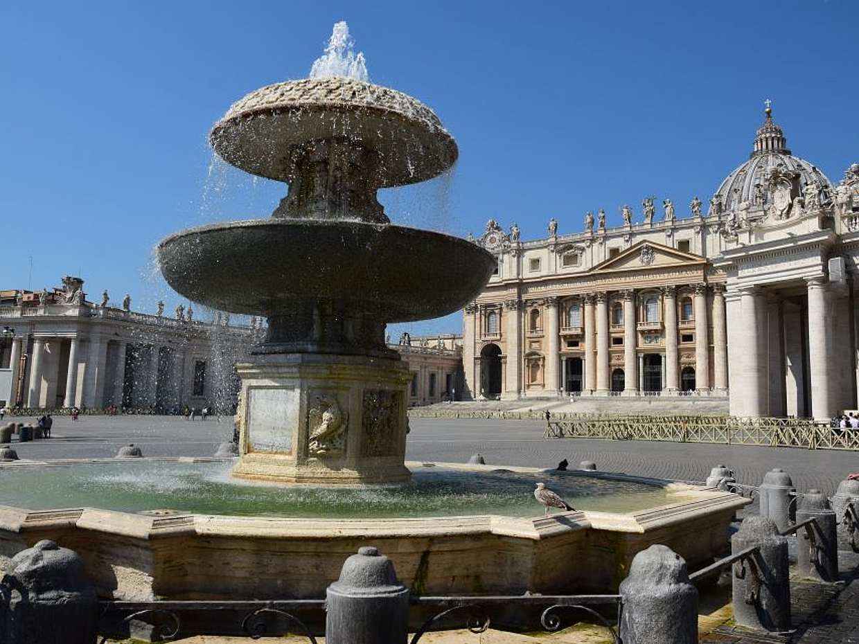 Full-day Mercedes Private Tour with Lunch: Colosseum, Vatican and Main Squares in Italy, photo 2