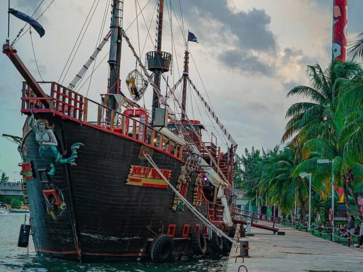 Jolly Roger Korsan Gemisi Gezisi ve Akşam Yemeği Şovu (Meksika, Cancún'dan Ulaşımlı), photo 2