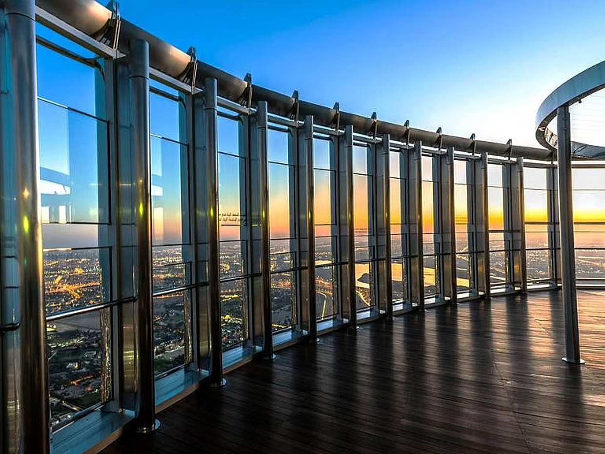 Visita al piso 148 del Burj Khalifa, visita de compras al Dubai Mall y crucero en dhow por el puerto deportivo con cena en los Emiratos Árabes Unidos.
, photo 3
