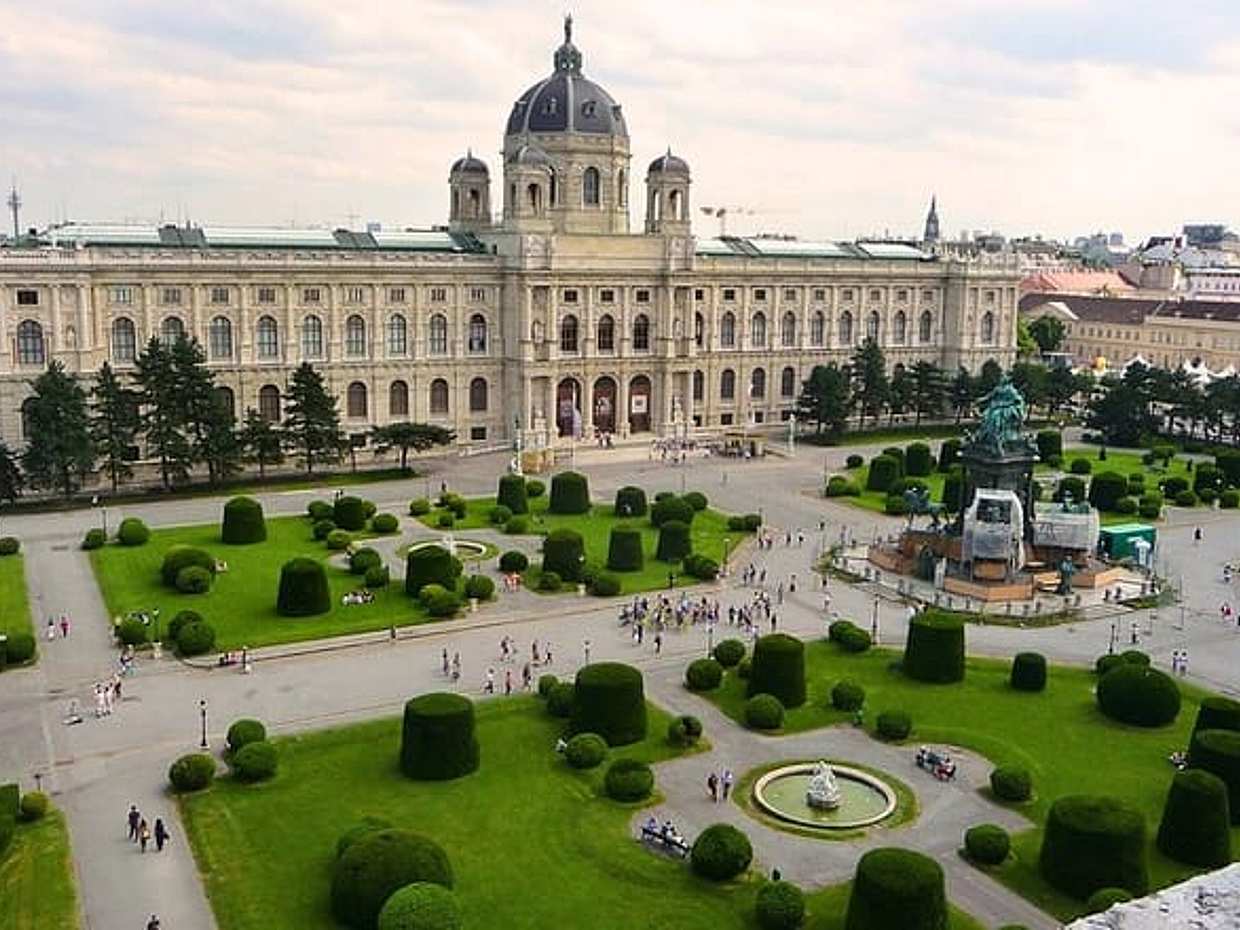 Private Day Tour from Prague to Vienna, English Speaking Driver in Czechia