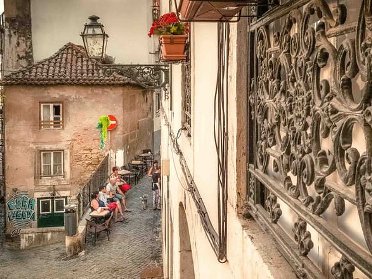 "Tour fotografico di Lisbona: Autentica Alfama con fotografo locale in Portogallo"