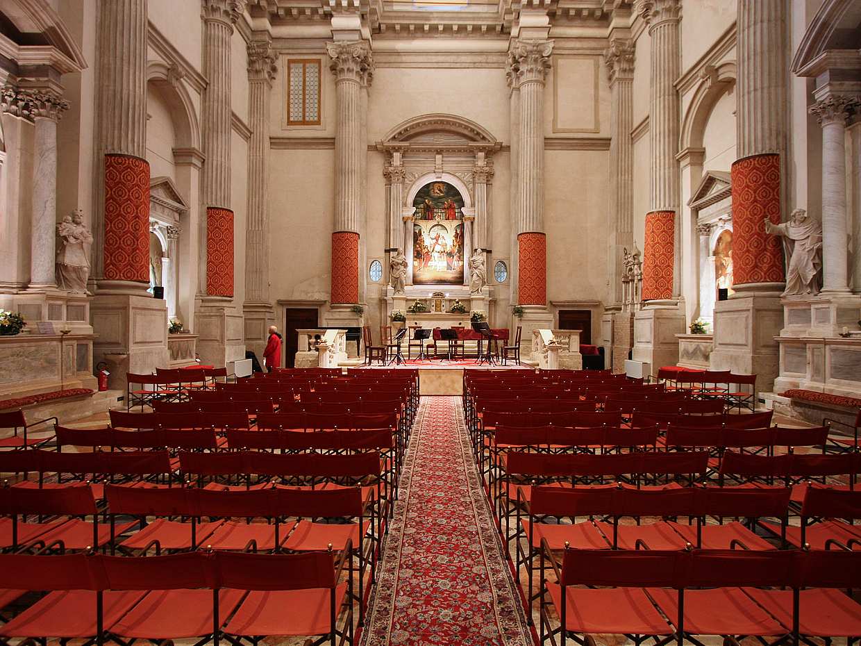 Descubra la vibrante historia que encierran las paredes de esta iglesia veneciana. La iglesia de San Vidal, una impresionante catedral barroca ubicada en Venecia (Italia), es famosa por sus conciertos de música clásica, que incluyen interpretaciones magistrales de las obras de Vivaldi., photo 4