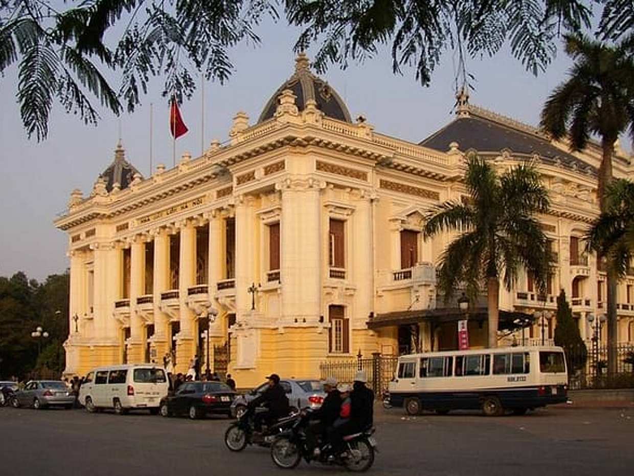 Small Group Hanoi Evening Tour with Cyclo and Water Puppet Show with Food, photo 4