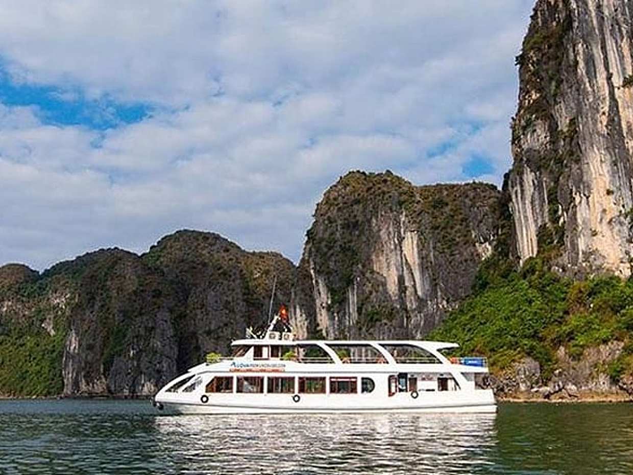 Private Transfer On Expressway & Join Deluxe Cruise in Halong Bay, photo 2