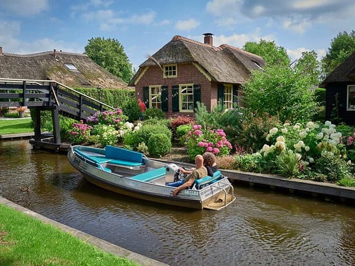 "Privé transfer van Amsterdam naar Hamburg, met een stop van 2 uur in Giethoorn, Nederland.", photo 2