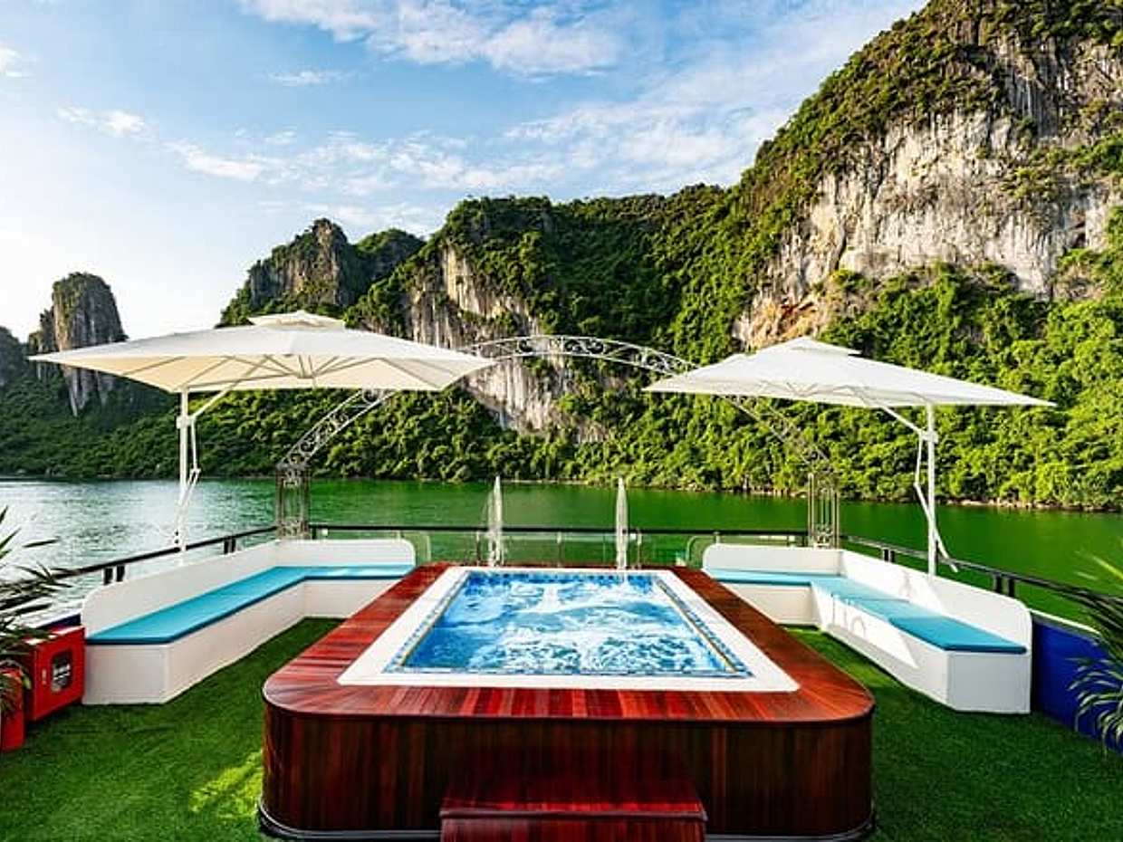 Halong 5star Cruise Day Tour with Jacuzzi, Buffet and Kayaking, photo 4