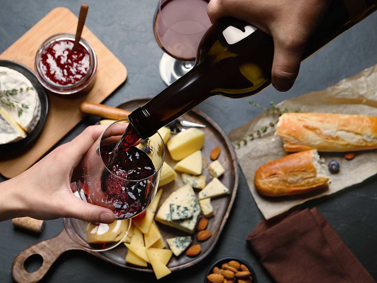 Degustazione di vini e formaggi siciliani a Palermo, Italia