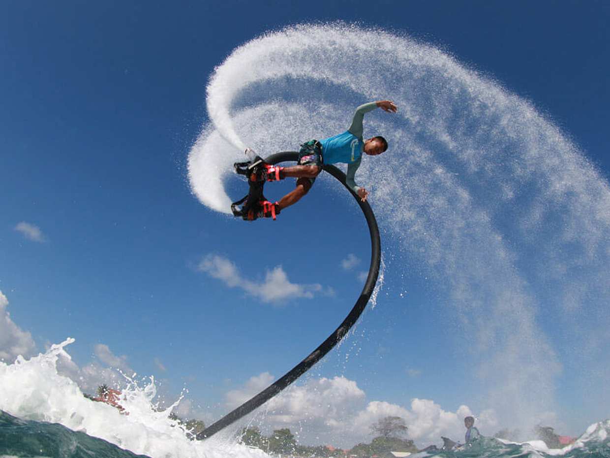 Paquete de deportes acuáticos en Bali: Banana Boat + Fly Fish o Parasailing + Moto de agua + Fly Board + Sea Walker en Indonesia.
, photo 4