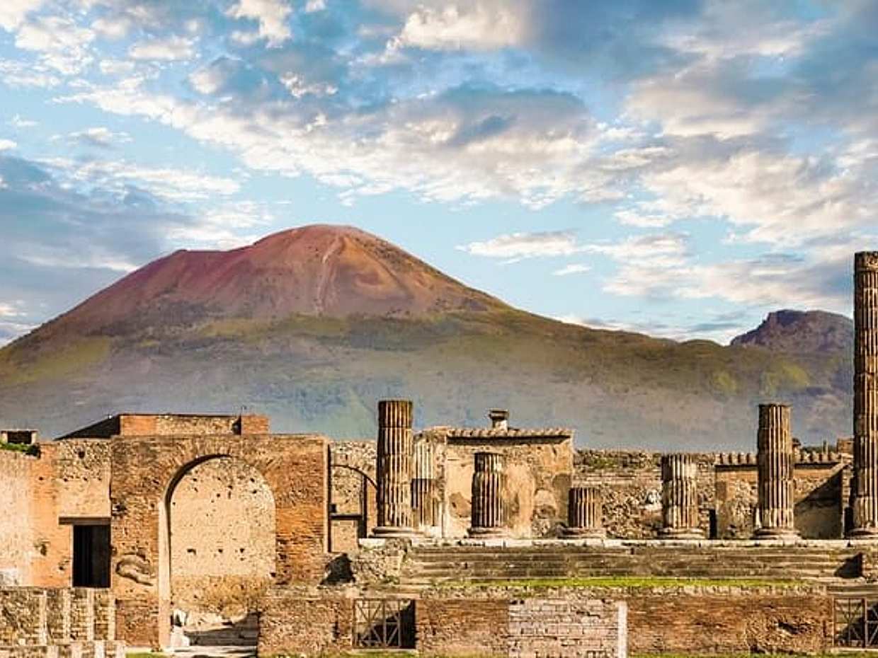 Pompeii & Herculaneum: Full-Day Group Tour from Naples with Skip-the-Line Tickets & Pizza Lunch