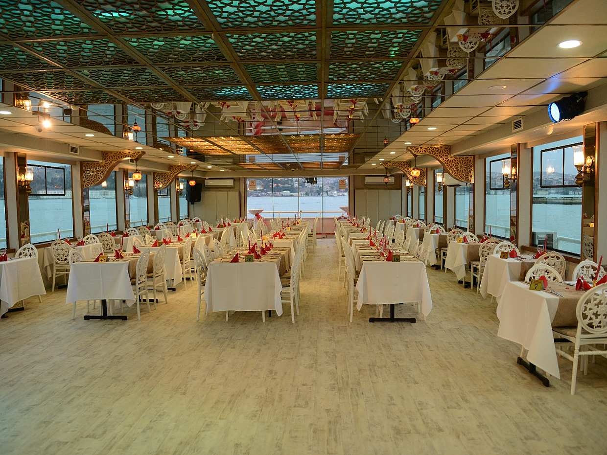 Bosphorus Cruise with Steak Dinner and Turkish Night Show in Istanbul, Türkiye, photo 3