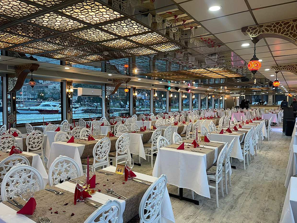 Bosphorus Dinner Cruise and Turkish Night Show. VIP Zone Table, photo 5