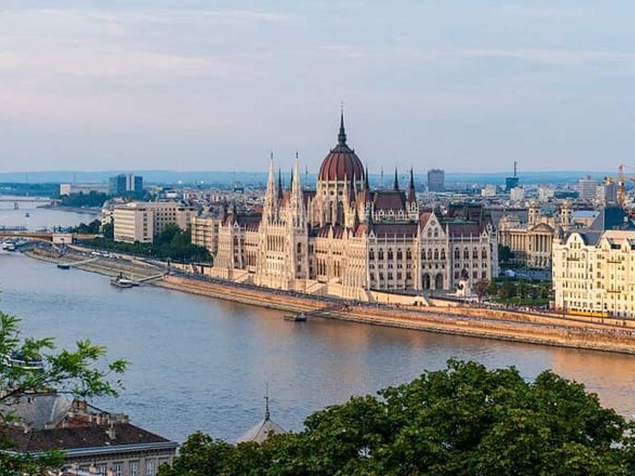 Private English speaking driver from Prague to Budapest with amazing sightseeing, photo 2